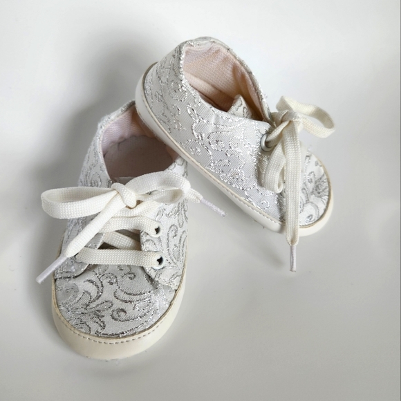 Infant White Indoor Shoes, Great for First Steps, 5" with Glitter Floral Pattern - Picture 4 of 8
